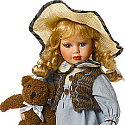 Adele's Puppenhaus - Papusa din portelan - Fetita cu ursulet, pe stand de lemn